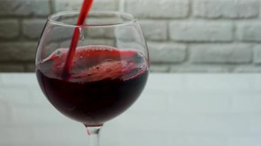 Şarap kadehine kırmızı şarap dök.