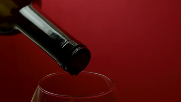 Des Gouttes Vin Rouge Coulent Une Bouteille Dans Verre Vin — Video