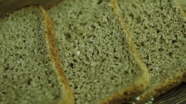 粗パンを閉じると 黒パンのスライス 天然生パン — ストック動画