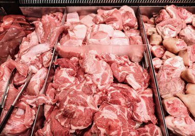 Piyasada paslanmaz çelik tepside taze domuz eti. seçici odak