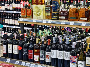 BANGKOK THAILAND - 4 Eylül 2025: Fiyat etiketli en popüler viski, süpermarkette, seçici odaklı