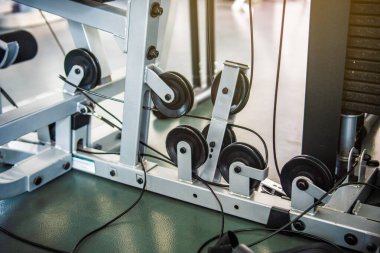 Spor salonu ipi ve kablo makine ekipmanları hasar gördü, fitness ekipmanları kablo tamiri ve yedek konsept  