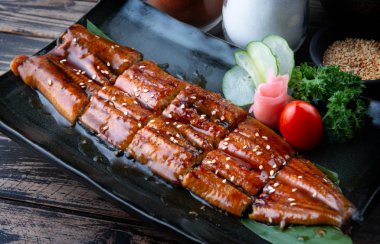 Japon yılan balığı ızgara veya Unagi Ibaraki Stüdyo aydınlatma ile Japon tarzı plaka üzerinde ayarla kesmek