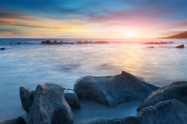 Kaya ve günbatımı zaman fotoğraf dış düşük ve karanlık aydınlatma deniz manzarası ile rengini denizde.