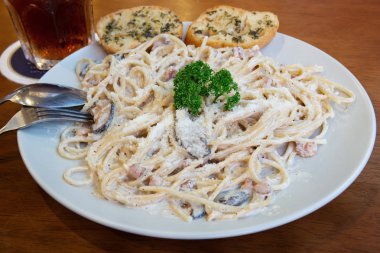 Ev yapımı gurme carbonara spagetti beyaz plaka.