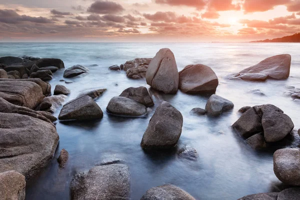 Skały Morze Kolorze Słońca Zdjęcie Seascape Oświetlenie Niskie Ciemne — Zdjęcie stockowe