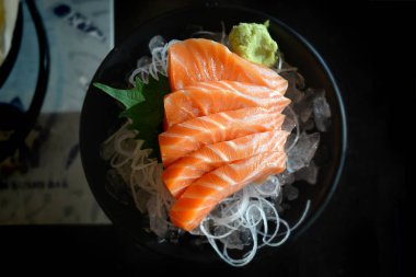 Japon yemek tarzında taze ve çiğ somon balığı..