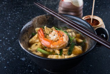 Soya sosu ve büyük karides ile Asya yumurta çorbası tarzı hizmet Japon lokantasında.