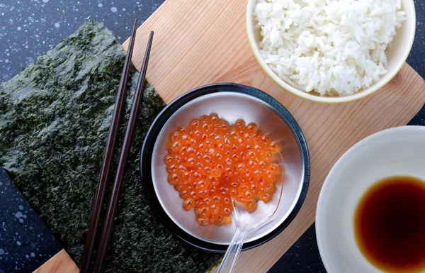 日粮中的三文鱼与大米及配料 — 图库照片