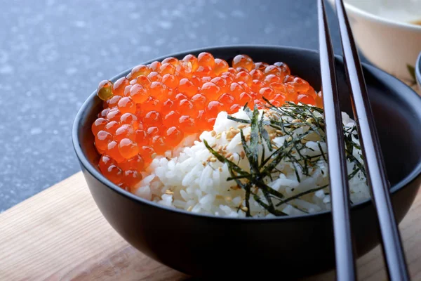 Pirinç ve Japon yemekleri stil maddeler ile somon karaca.