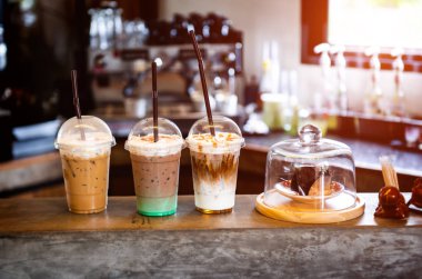 Buz hizmet veren kafe bar kapalı düşük aydınlatma ile plastik bardakta içer.