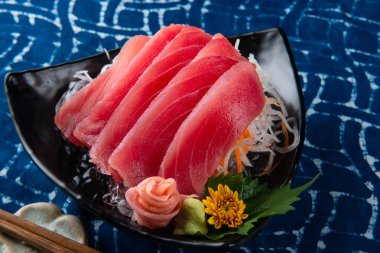 Ton balıklı sashimi kesme ham mavi tuna fin ve Japon tarzı yemekleri.