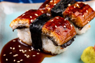 Dilim kesme Suşi Japon tarzı gıda Unagi suşi veya Japon yılan balığı ızgara.