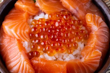 Japon usulü somon balığı ve pirinç kasesi ya da donburi ile somon yumurtası..
