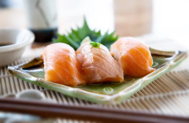 Japonca somon suşi servis tabağına stil..