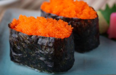 Gunkan suşi tobiko suşi veya uçan balık'ın karaca suşi hizmet Japon tarzı gıda.