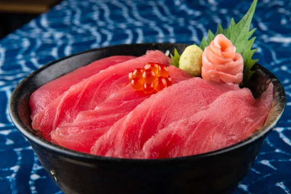 Ton balıklı sashimi pirinç ve salmond karaca üst veya maguro don Japonca üzerinde stil gıda.
