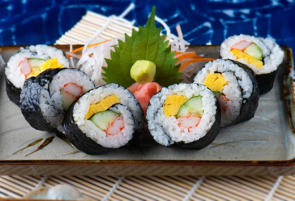 Japanse Sushi Roll Snijden Klaar Serveren — Stockfoto