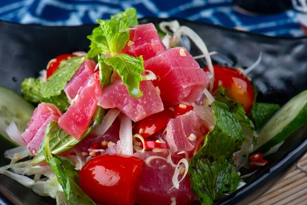 Ensalada Picante Atún Estilo Tailandés Sirven — Foto de Stock