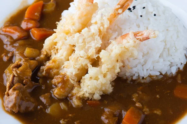 Kızarmış karides tepesi ile Japon köri.