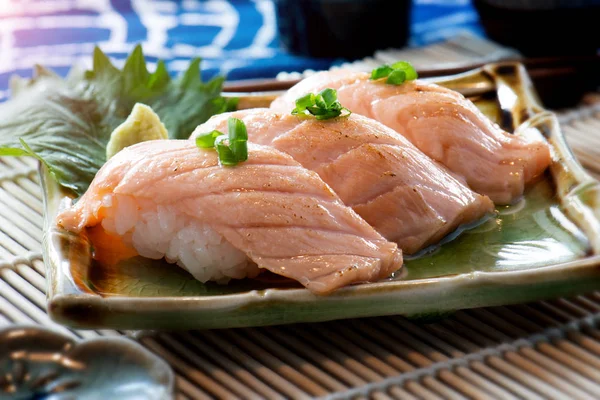 日式三文鱼寿司盘式服务 — 图库照片