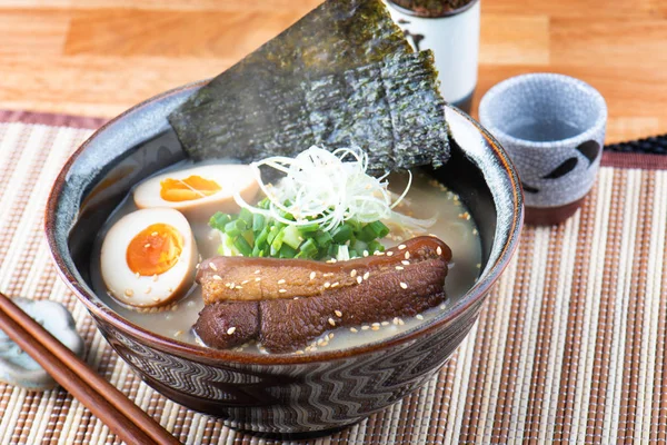 Japon Tarzı Noodle Tonkotsu Ramen Hizmet Etmek Için Ayarla — Stok fotoğraf