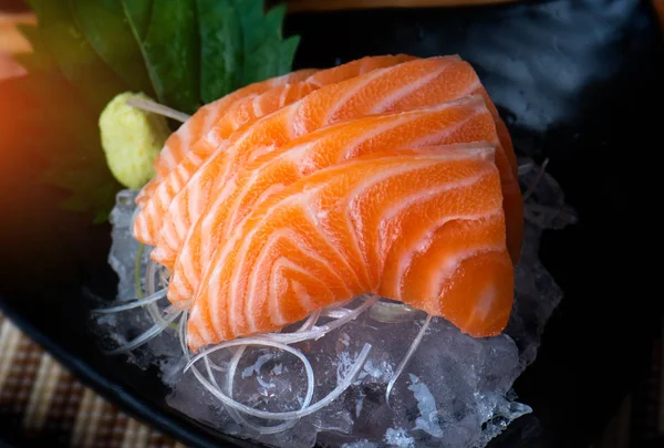 Salmón Sashimi Corte Surve Pescado Salmón Crudo Comida Japonesa —  Fotos de Stock