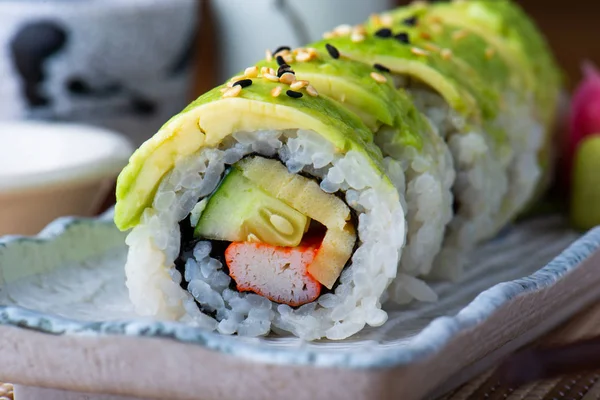 Maki Sushi Ζαριά Αβοκάντο Κοπής Και Σερβίρετε Ιαπωνικό Στυλ Τροφίμων — Φωτογραφία Αρχείου