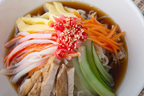 Karışık Çin Noodle Veya Japon Hiyashi Chuuka Hizmet — Stok fotoğraf