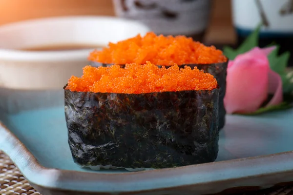 群坎寿司寿司或飞鱼鱼卵寿司供应日式食品 — 图库照片