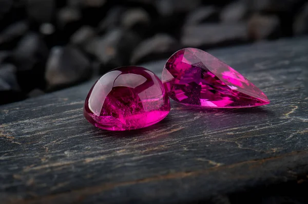 Foto Joyería Piedras Preciosas Rubellite Con Piedra Negra Iluminación Oscura — Foto de Stock