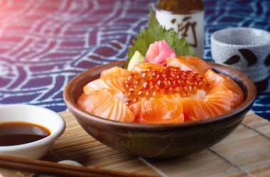 Japon usulü somon balığı ve pirinç kasesi ya da donburi ile somon yumurtası..