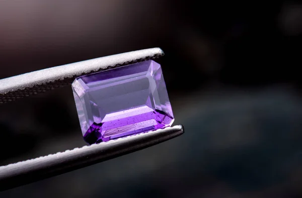 紫色紫水晶宝石首饰照片与黑暗的照明背景 — 图库照片