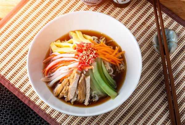 Karışık Çin Noodle Veya Japon Hiyashi Chuuka Hizmet — Stok fotoğraf