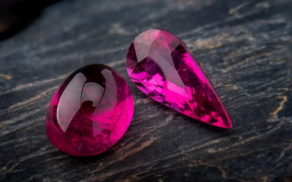 Bijoux en pierre gemme Rubellite taillée . — Photo