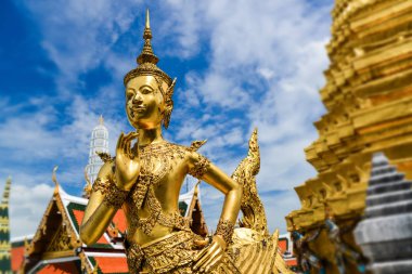 Grand Palace Bangkok ücretsiz lisanslı fotoğraf yer alan yarı-kuş yarı kadın heykeli altın.
