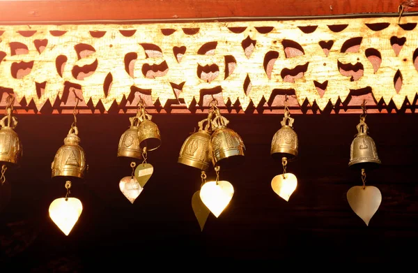 Pequeñas Campanas Latón Templo Budista Tailandia Con Iluminación Aire Libre — Foto de Stock
