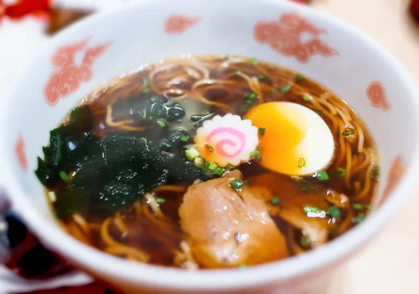 Shoyu Ramen Erişte Kapalı Düşük Aydınlatma Geniş Diyafram Odak Çekim — Stok fotoğraf