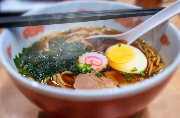 Shoyu Ramen Macarrão Estilo Japonês Com Iluminação Baixa Interior Tiro — Fotografia de Stock