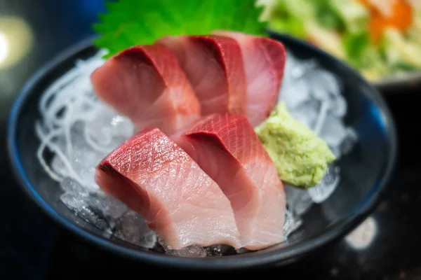 生黄尾鱼或哈马奇生鱼在日本食品名称照片与非常低的光照和宽孔径 — 图库照片