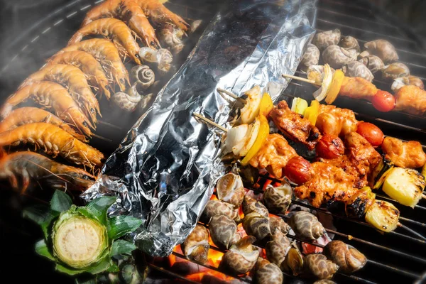 グリル炎火のシーフードやバーベキューの食糧 — ストック写真