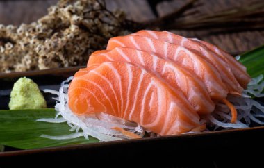 Somon balığı taze ve çiğ Somon Balık dilim Japon yemekleri tarzında hizmet vermeye hazır.