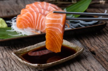 Somon balığı taze ve çiğ Somon Balık dilim shoyu sos Japon yemekleri tarzı ile hizmet vermeye hazır.