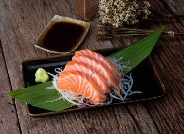 Somon balığı taze ve çiğ Somon Balık dilim Japon yemekleri tarzında hizmet vermeye hazır.