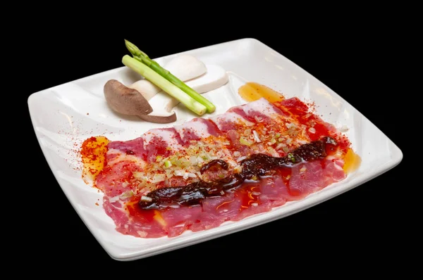 日本猪肉烤肉叶酒菜单在白盘大竹从黑色背景 — 图库照片