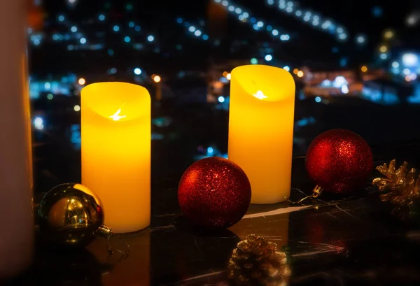 お祝いのキャンドルやテーブルを飾るウィット屋内低照明と暗い影 — ストック写真
