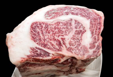 Ham wagyu kapalı lowlighting ile Japon sığır eti parça siyah arka plan ile kesme.