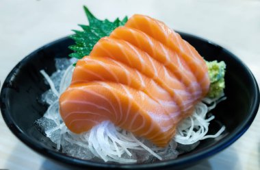 Japon tarzı üzerinde küme kesme Salmond sashimi.