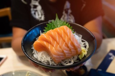 Japon tarzı üzerinde küme kesme Salmond sashimi.