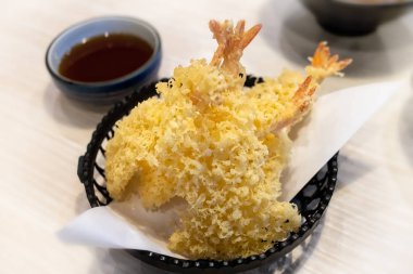 Karides tempura siyah sepet içinde hizmet.